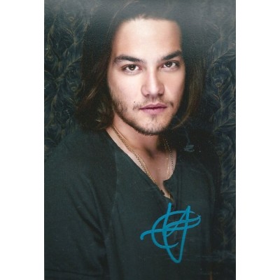 Daniel Zovatto autograph (Revenge)