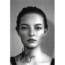 Dakota Blue Richards autograph