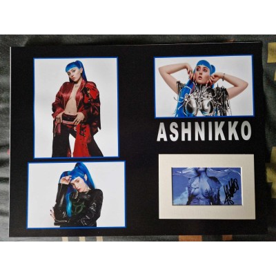 Ashnikko autograph