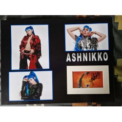 Ashnikko autograph