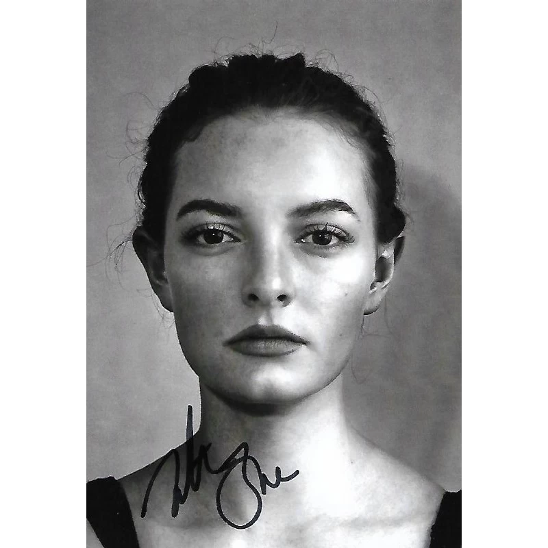 Dakota Blue Richards autograph